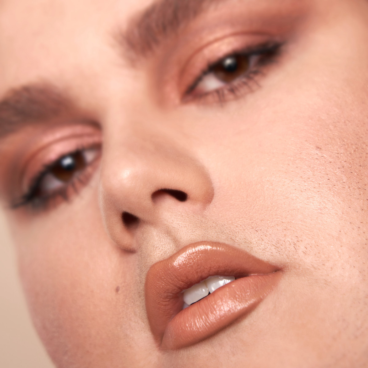 POWER BULLET CREAM GLOW HYDRATING LIPSTICK (LABIAL EN BARRA)