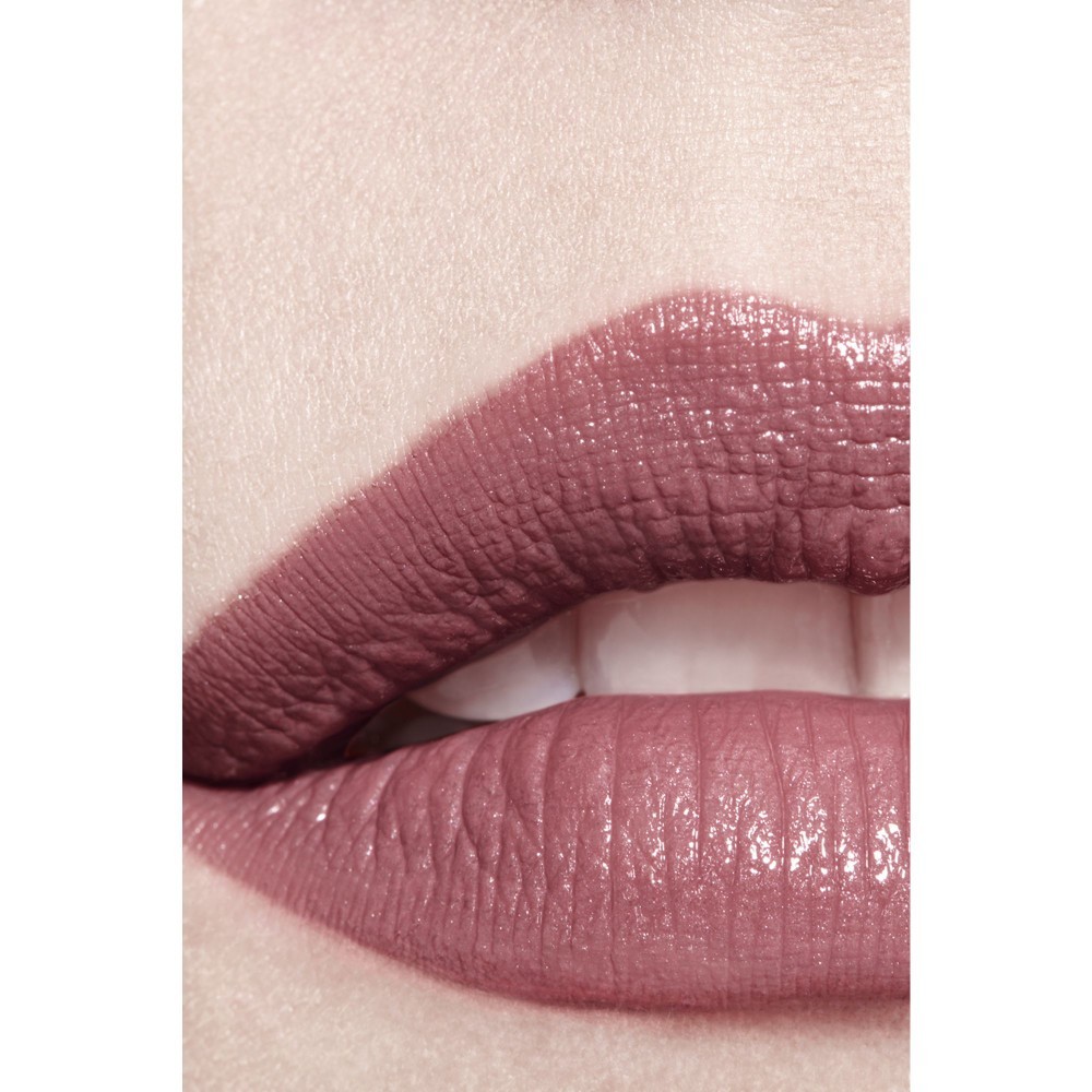 LA BARRA DE LABIOS SATINADA CON TRATAMIENTO HIDRATANTE Y ALISANTE DE LARGA DURACI&Oacute;N